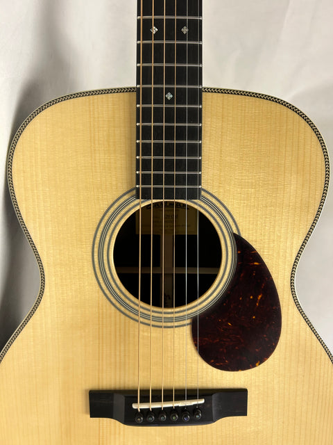 Eastman Acoustic Guitar - E20 OM